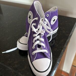 CONVERSE Chuck Taylor Hightops Unisex. Seasonal Purple 💜 NEW